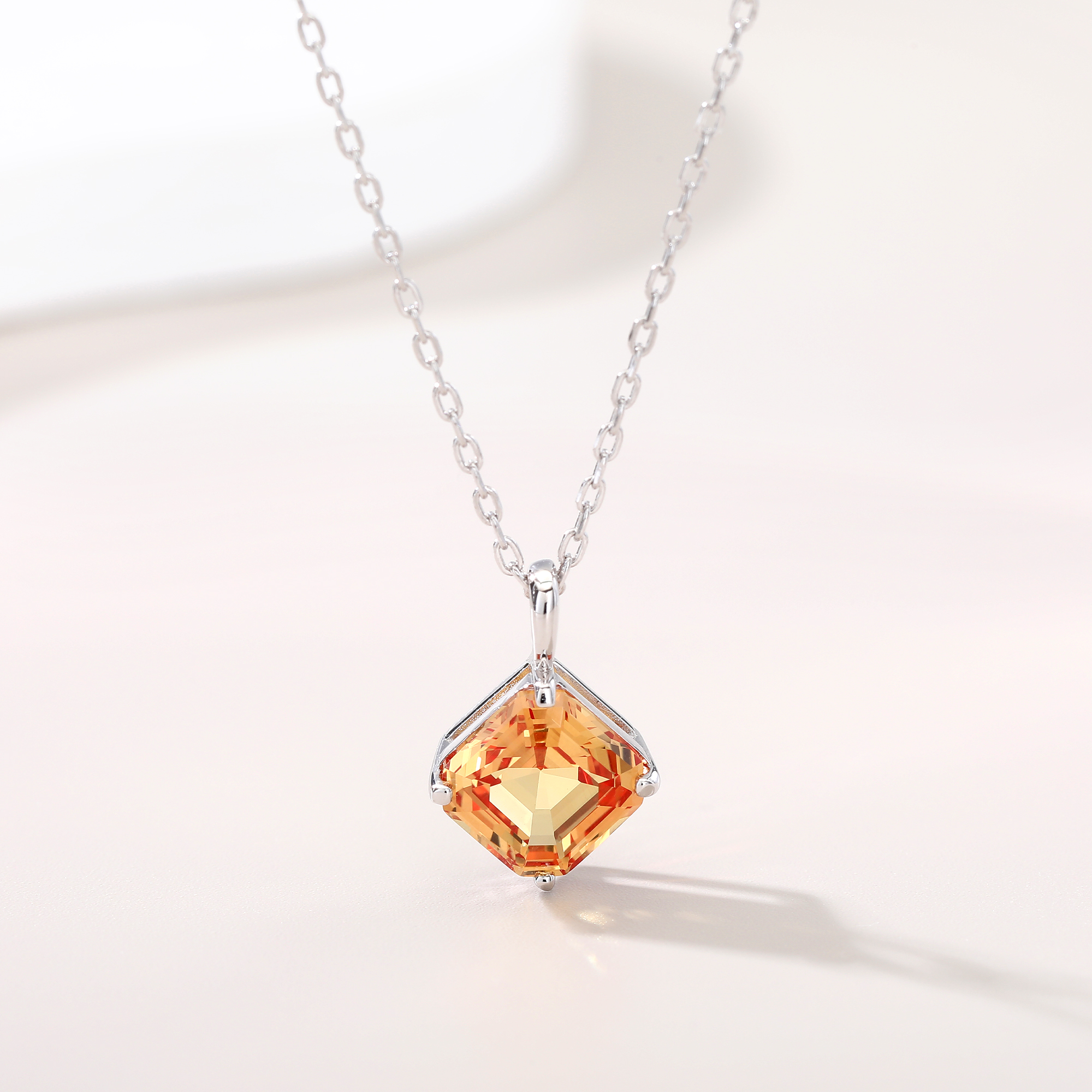 Bezel-Set Diamond-Shaped Small - Bezels Set Pendant reseña y precio