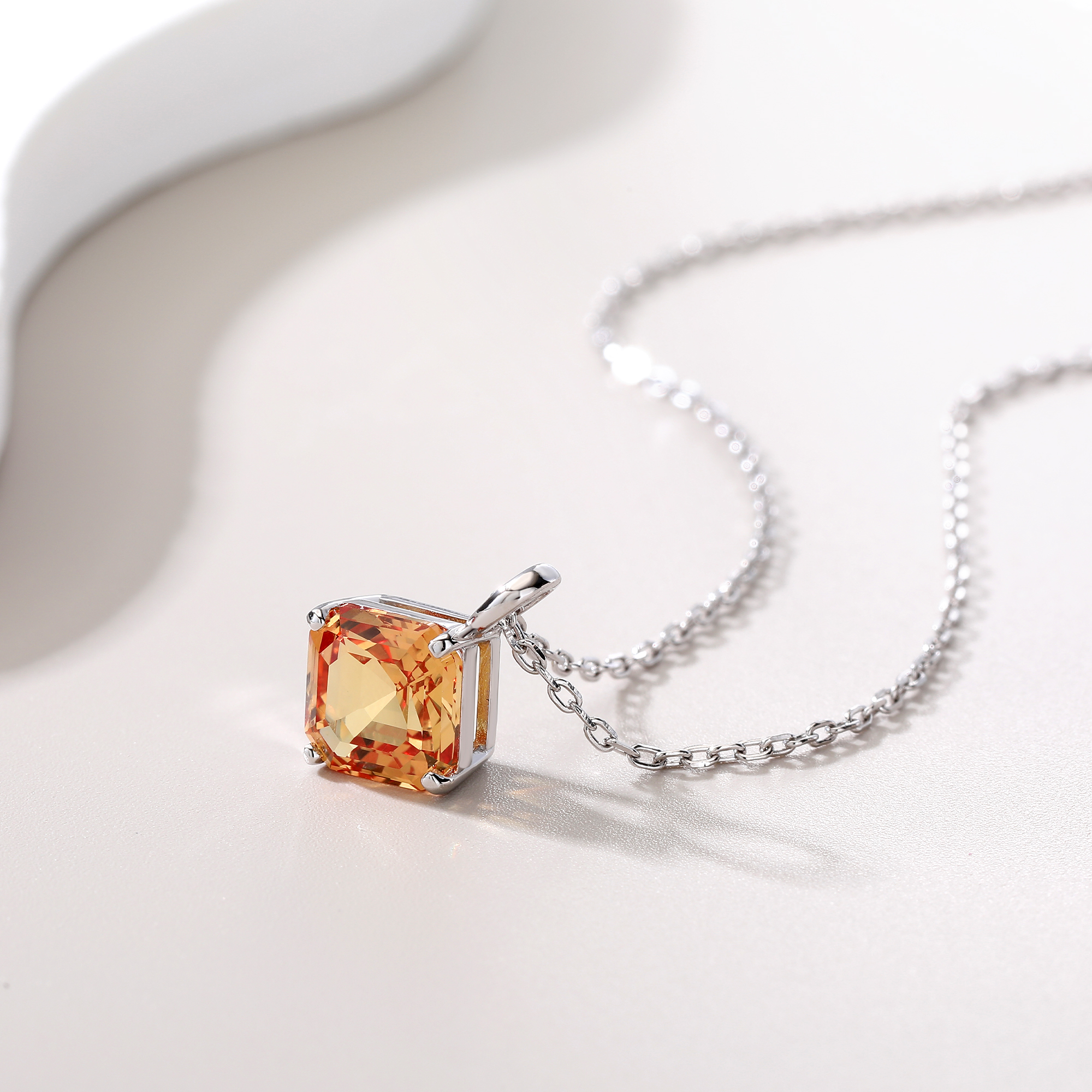 Bezel-Set Diamond-Shaped Small - Bezels Set Pendant reseña y precio