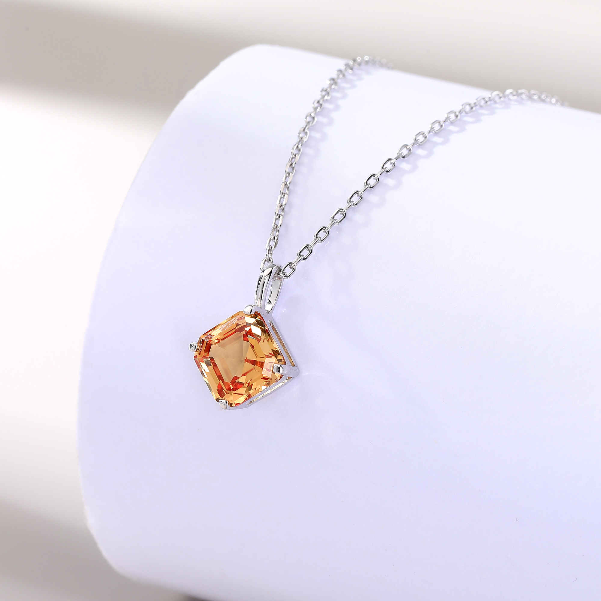 Bezel-Set Diamond-Shaped Small - Bezels Set Pendant reseña y precio