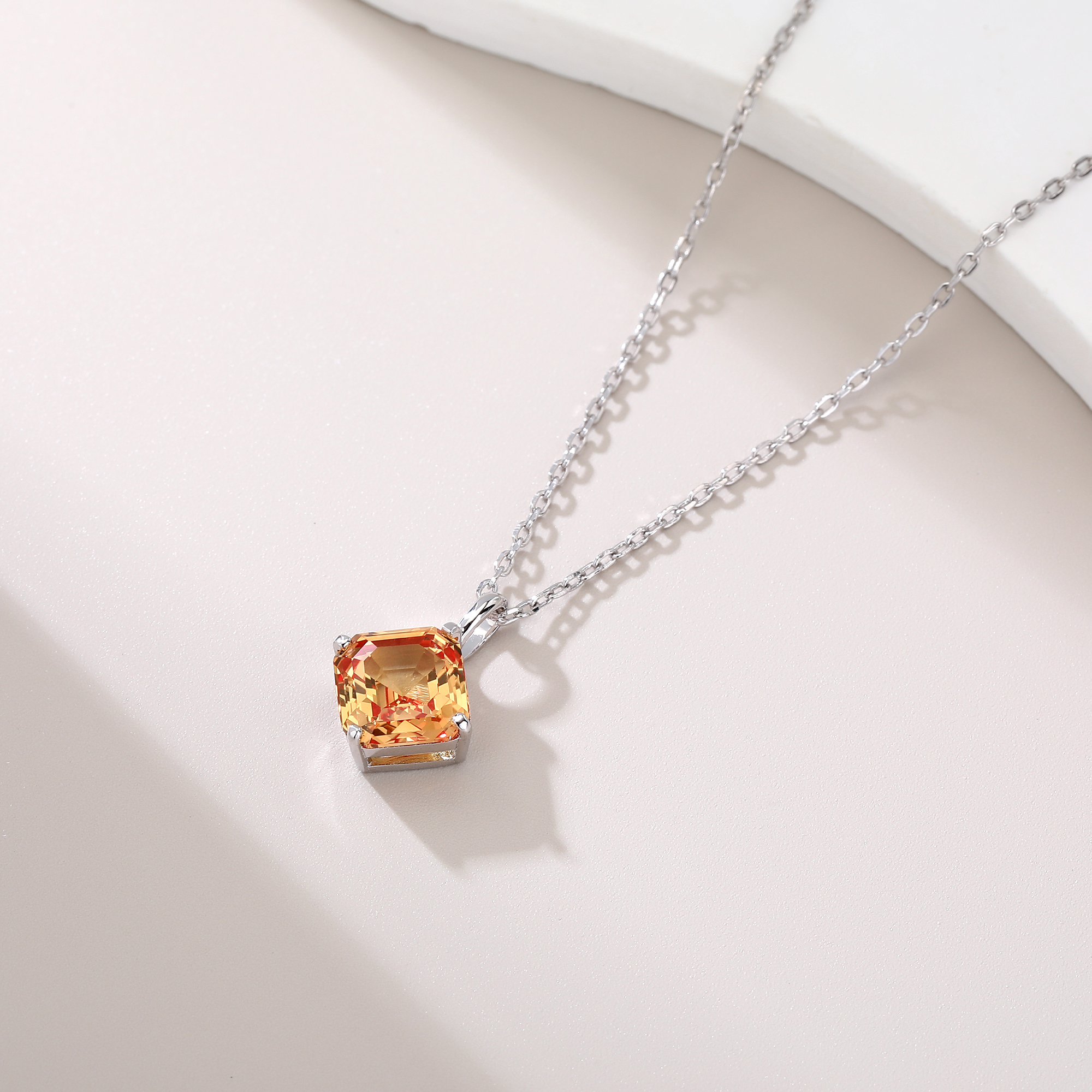 Bezel-Set Diamond-Shaped Small - Bezels Set Pendant reseña y precio